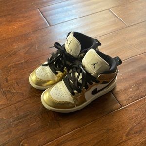 Girls Air Jordan retro 1